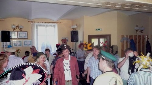 78.Chlapi předstírají tanec.jpg