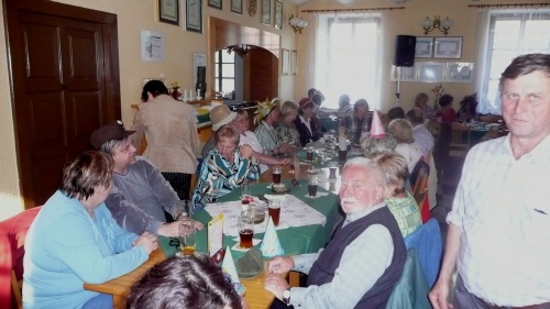 81.Lázenští mimořádně sedí.jpg