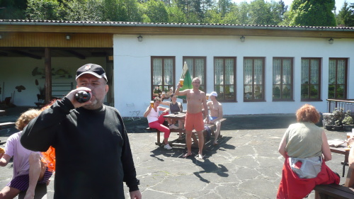 105.Velitel velí, parťák chlastá limonádu.jpg